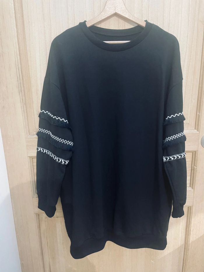 Sweat long noir SHEIN taille M avec détails brodés et franges