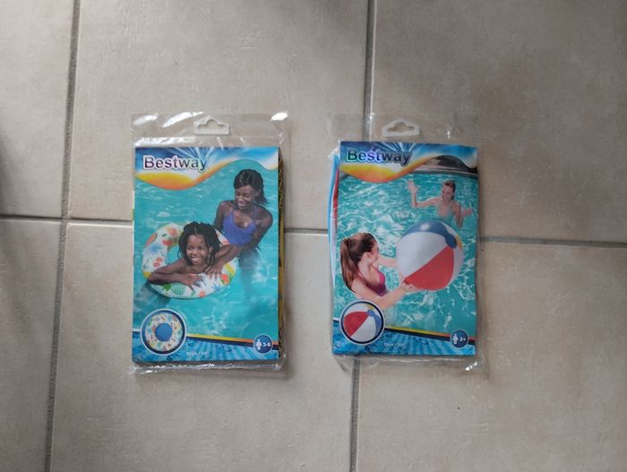 Bouée et ballon neufs