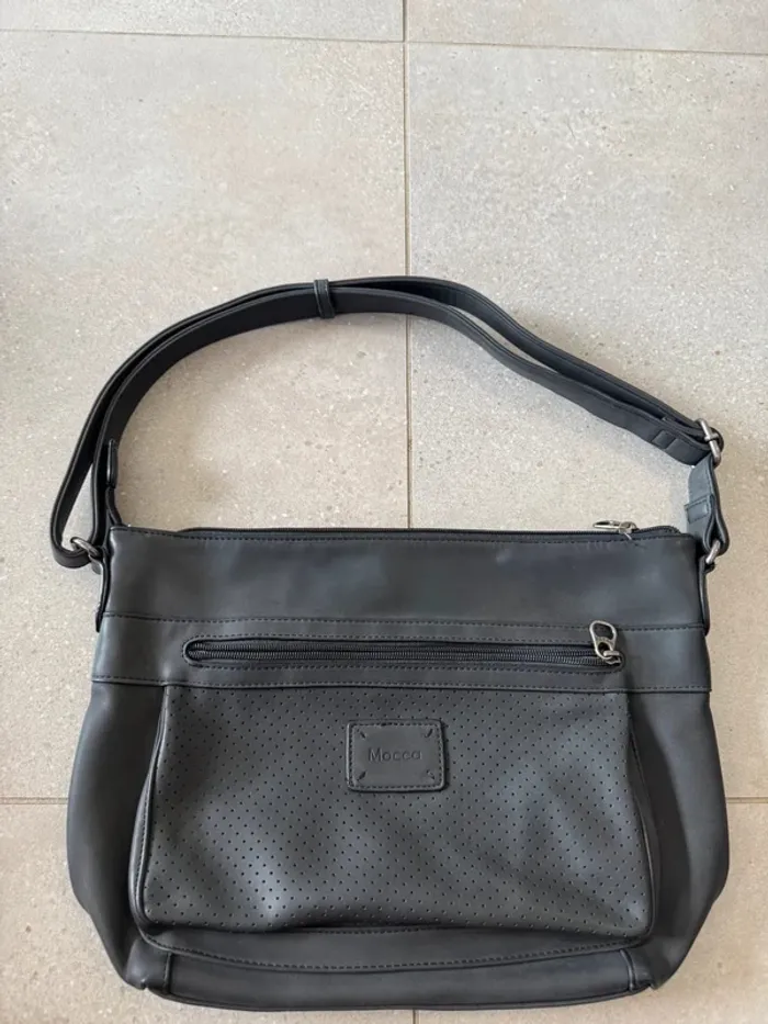 Sac porté épaule noir Mocca, bon état mais marque d'usures à l'intérieur , 38x24cm