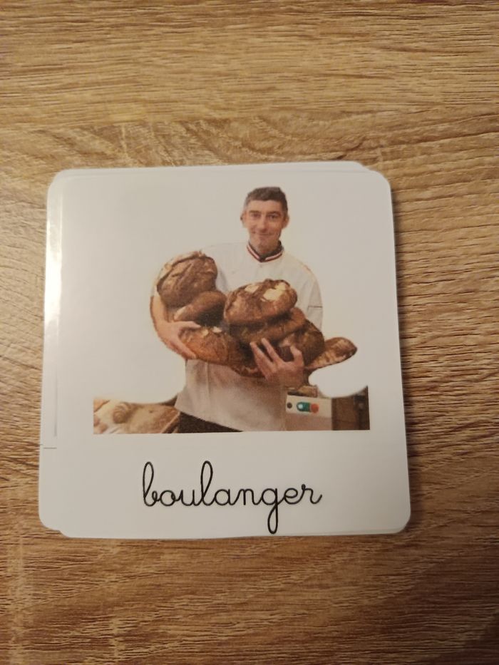 Montessori nomenclature des métiers Voici un ensemble de cartes Montessori représentant différents métiers ! Ces cartes sont un excellent outil pédagogique pour aider les enfants à découvrir et à comprendre les différents types de professions. 

Chaque ca - photo numéro 3