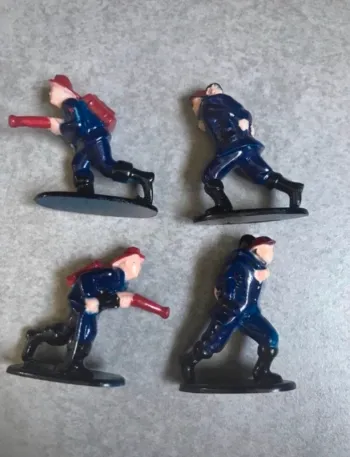 vintage 4 petites figurines plastique de pompiers américains