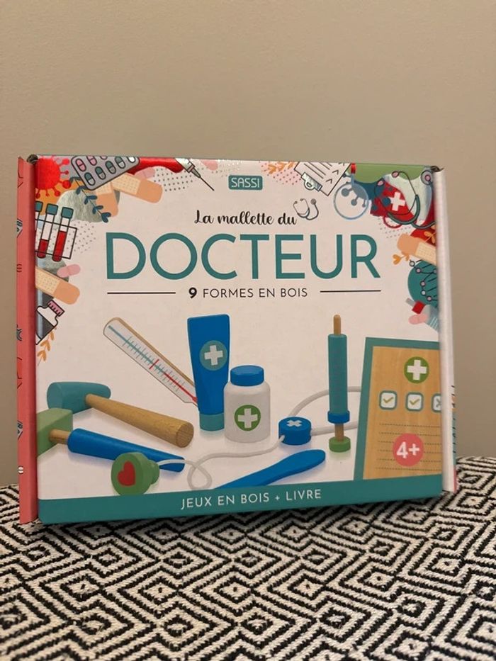 Sassi - La mallette du docteur en bois et son livre - 4 ans et +