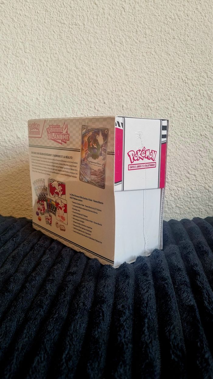 ETB Pokémon Flamme Blanche – Reshiram 10.5 Neuf & Scellé - photo numéro 4