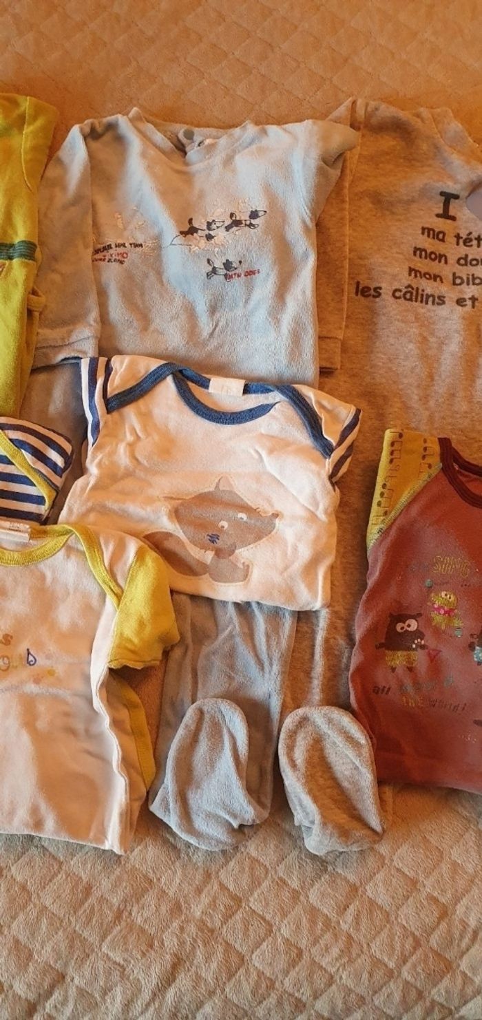 Lot 2 ans pyjamas et bodies - photo numéro 2