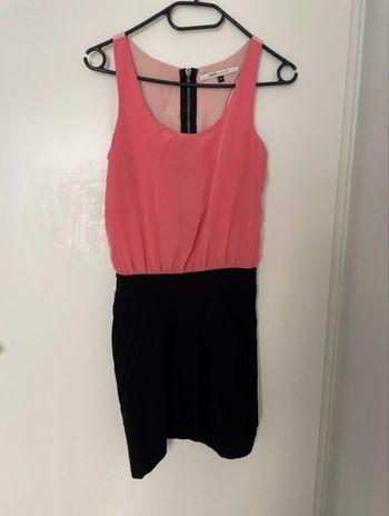 Robe noire et rose