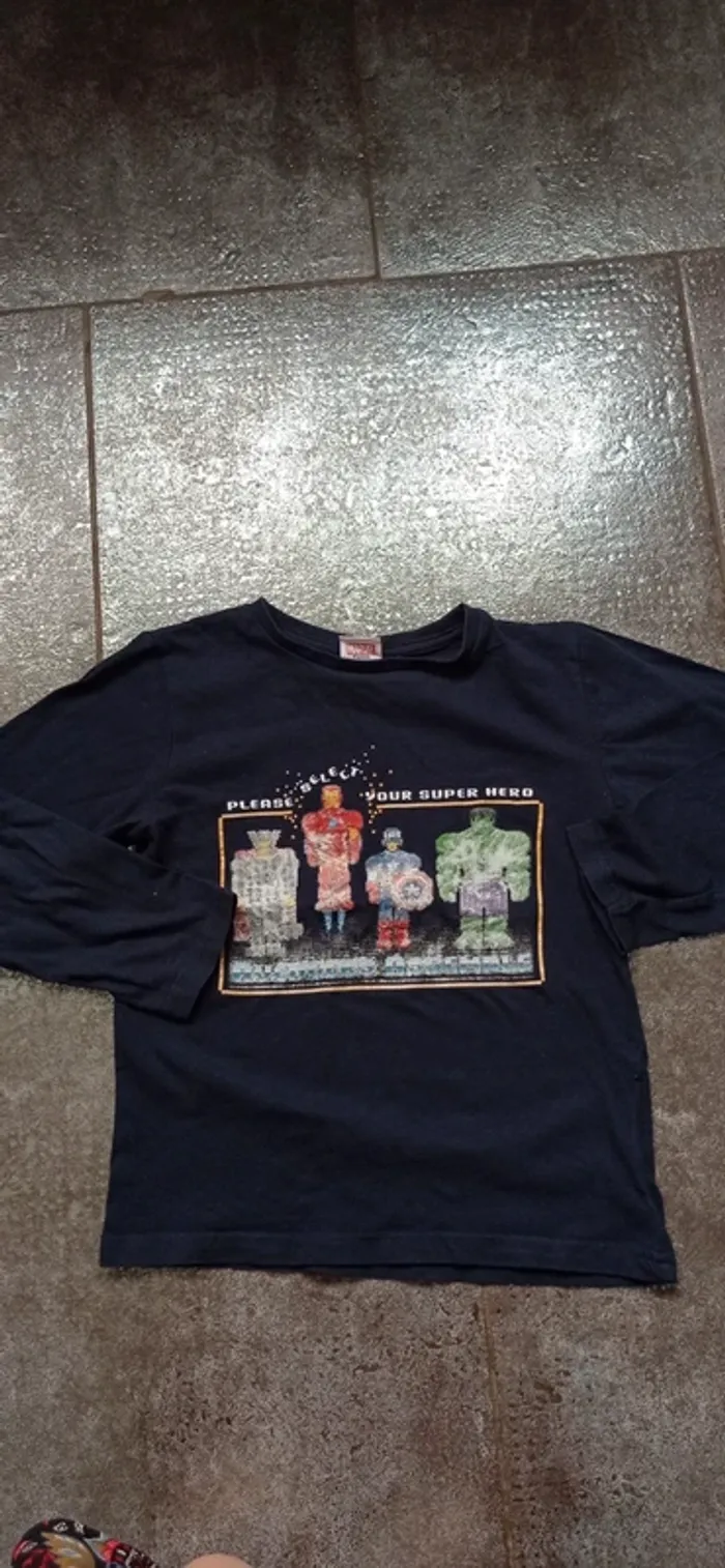 T-shirt Marvel taille 8 ans mais taille petit 
Bon état, les couleurs des motifs sont abîmés - photo numéro 4