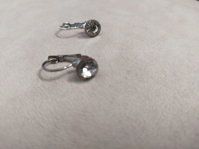 Boucles d’oreilles dormeuses argentées avec strass cristal