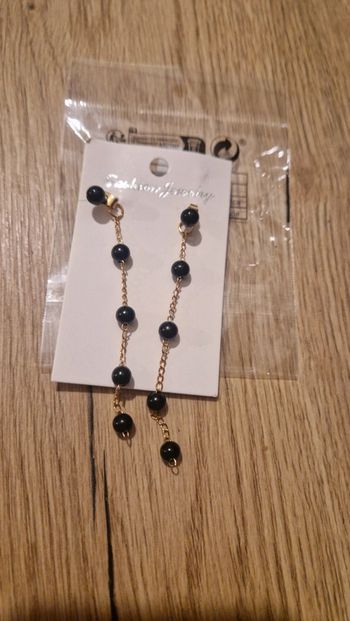 Boucle d'oreille neuve