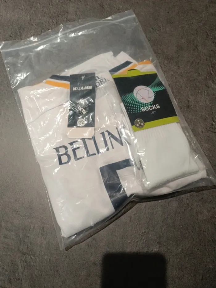 Tenue foot Real Madrid Jude Bellingham blanc. T.22 - photo numéro 5