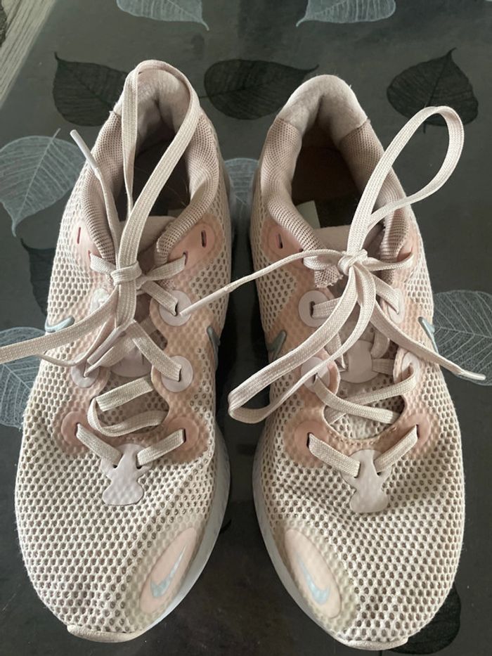 Baskets roses Nike Renew 37,5