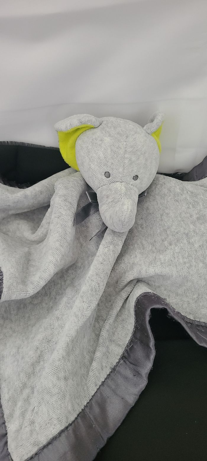 doudou plat gris éléphant oreilles jaunes verte bords satin