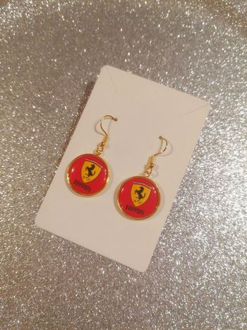 Boucle d'oreille ferrari