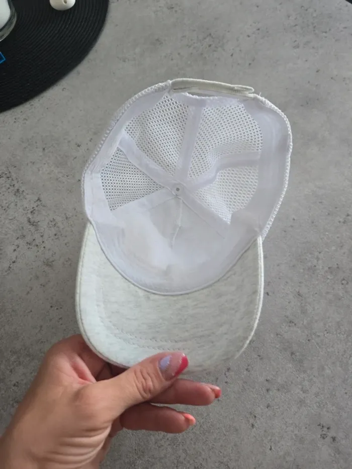 Casquette grise et blanche - photo numéro 2