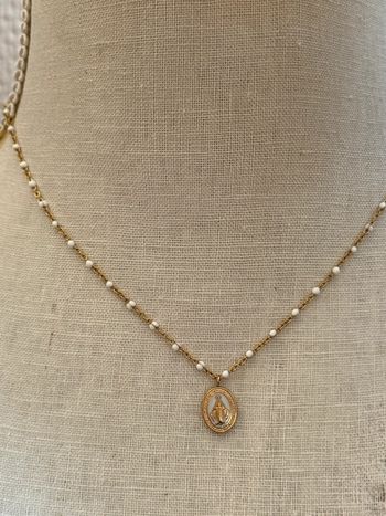 Collier réglable acier inoxydable or perles et médaille vierge résine blanche