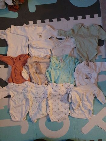 Lot de vêtements taille naissance et 1 mois