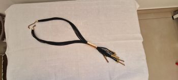 Sautoir lacets noirs et rectangles dorés