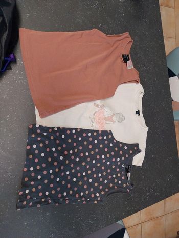 Lot de 2 tee shirts h&m 8/10 et 1 kiabi 10 ans