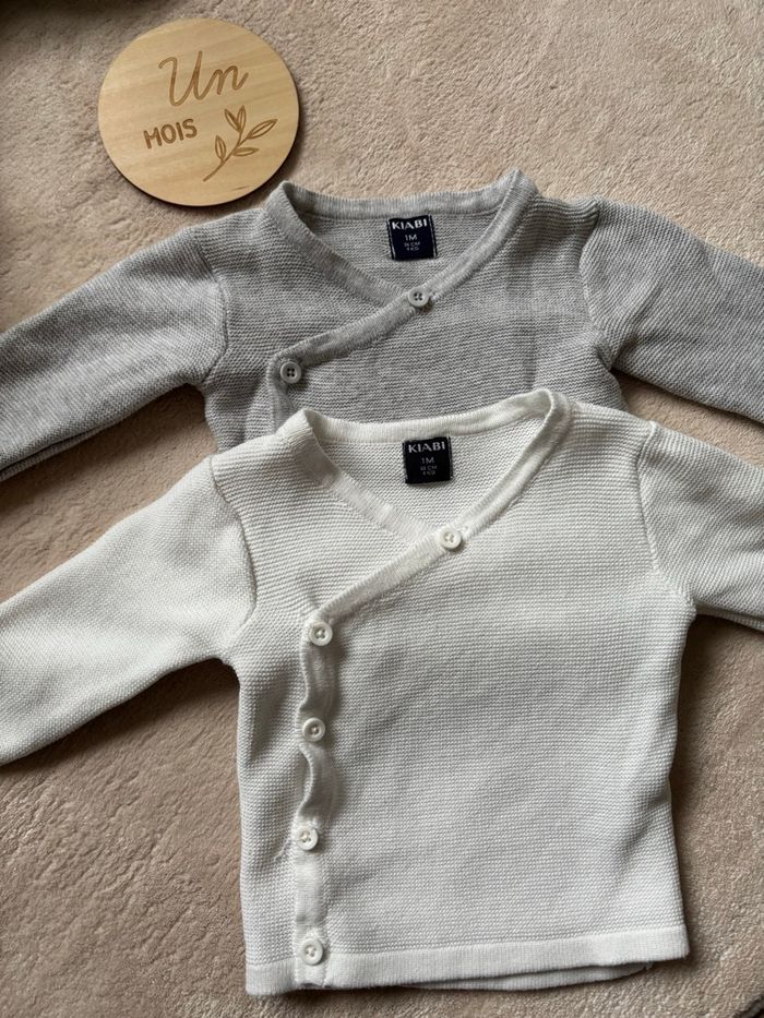 2 gilets Kiabi taille 1 mois - photo numéro 2