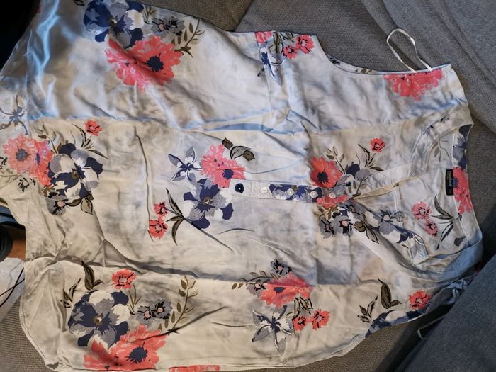 Blouse bleu ciel fleuri
