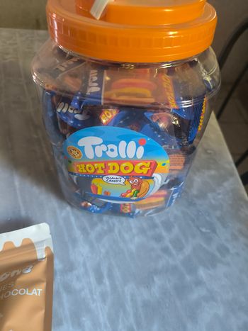 Une boîte de mini hot-dog date courte