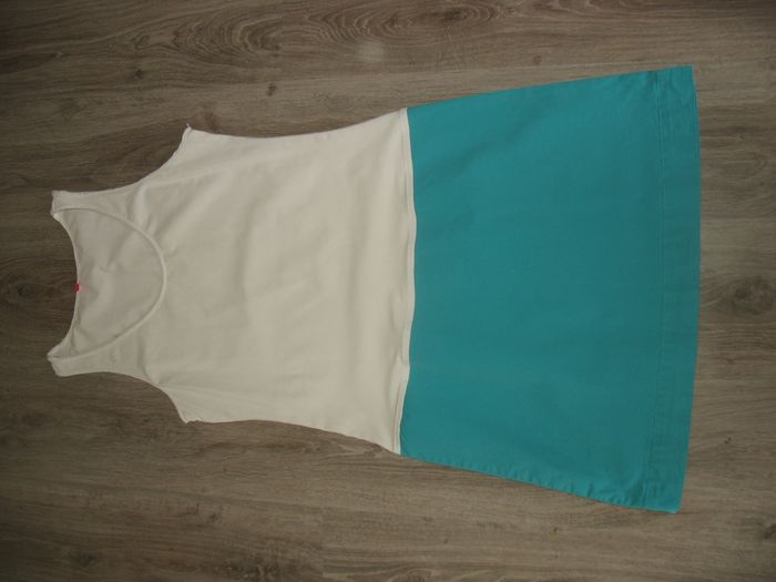 ROBE SM TURQUOISE ET BLANCHE + VOILE BLANC A MOTIFS "MISS CAPTAIN" - TAILLE 40 - n°07 - photo numéro 5