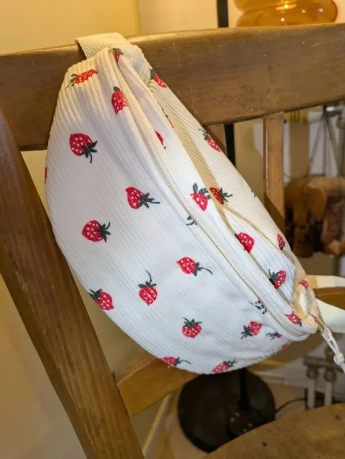🎒 Banane en velours brodée fraises - photo numéro 2