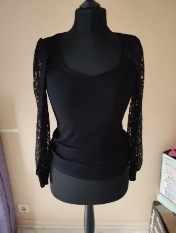 T-shirt Naf Naf manche en dentelle taille M