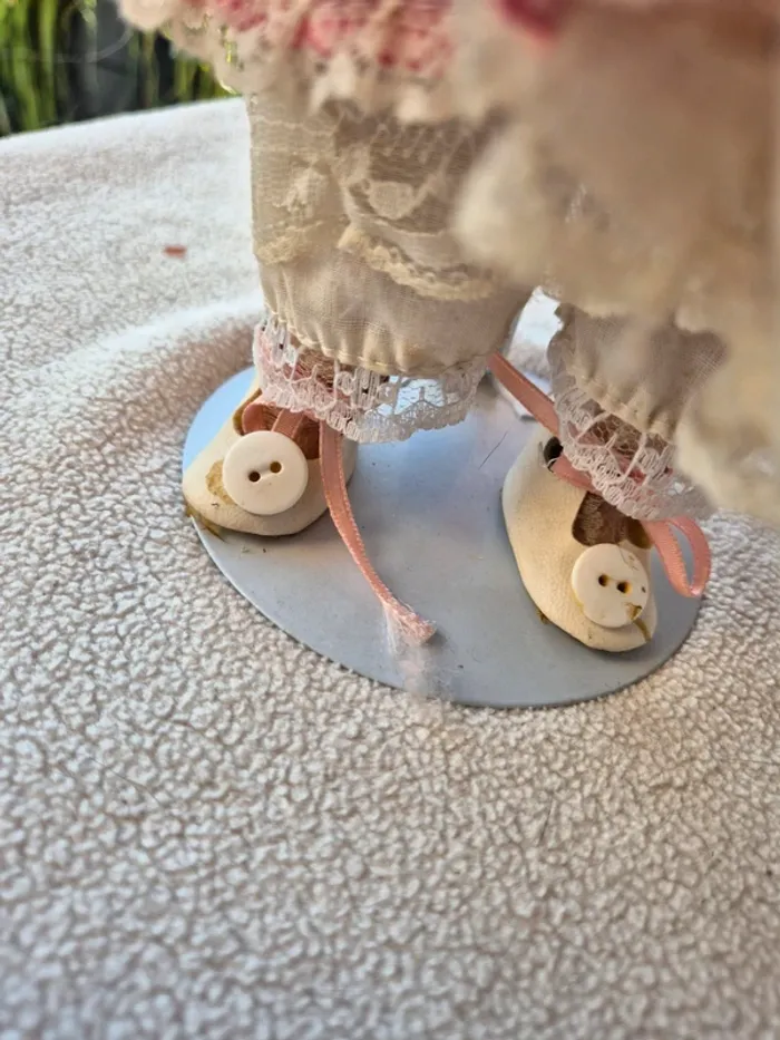 Poupée en porcelaine - photo numéro 2