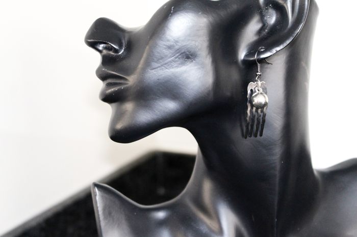 Boucles d'oreilles peignes et perles gris anthracite - photo numéro 4