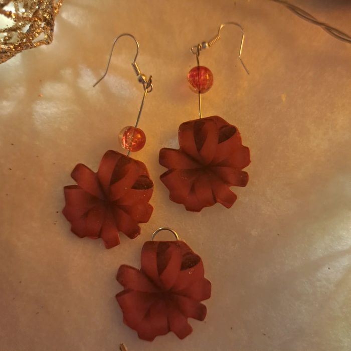 Boucles d'oreilles pendante avec pendentif rouge - photo numéro 5