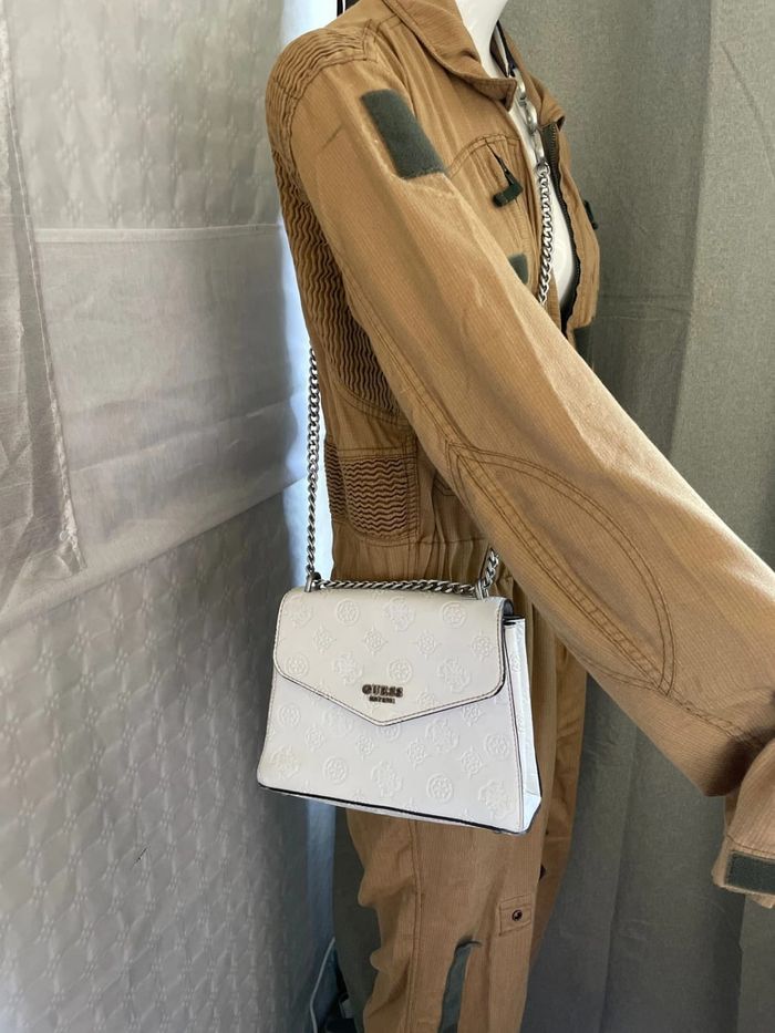 Sac Guess blanc -Très bon état - photo numéro 2