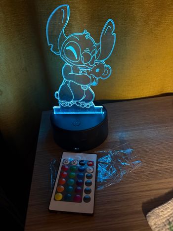 Veilleuse en 3D Stitch avec son  doudou qui change de couleurs avec télécommande ou bouton tactile NEUVE 