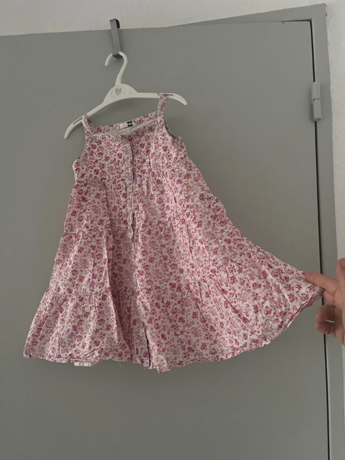 Robe qui tourne à petites fleurs rose taille 3 ans - photo numéro 2