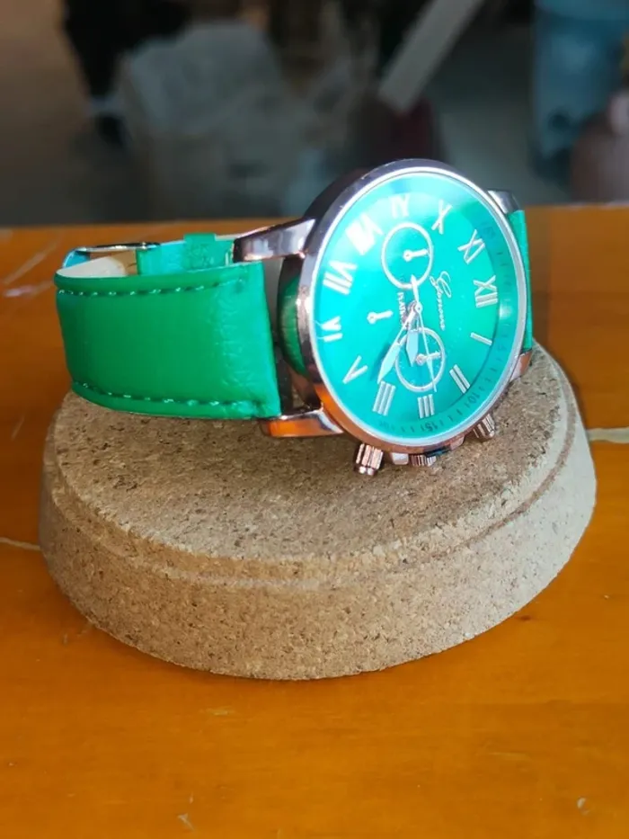 Montre verte pomme, légère, élégante