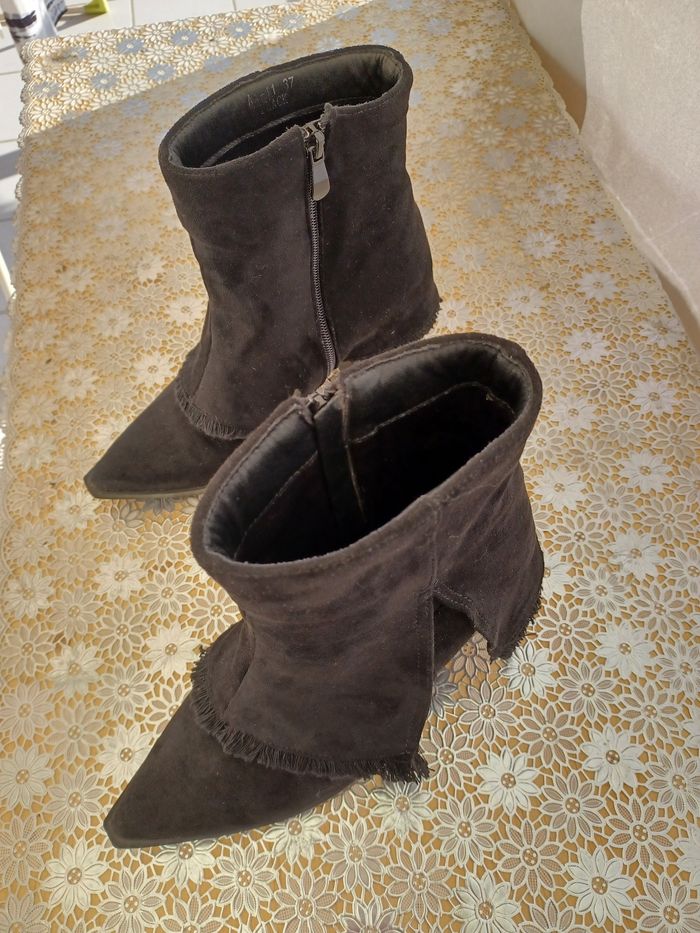 Bottines à talons coloris noir taille 37 en très bon état. - photo numéro 4