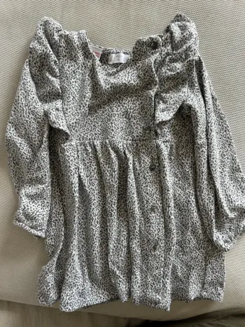 Robe léopard blanc et gris foncé
