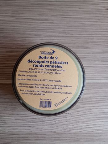 Boire de 9 découpoirs pâtissiers ronds cannelés 