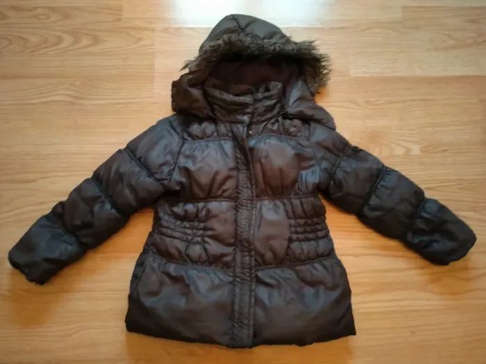 doudoune à capuche noire. ZARA. filles. taille 5 ans - photo numéro 2