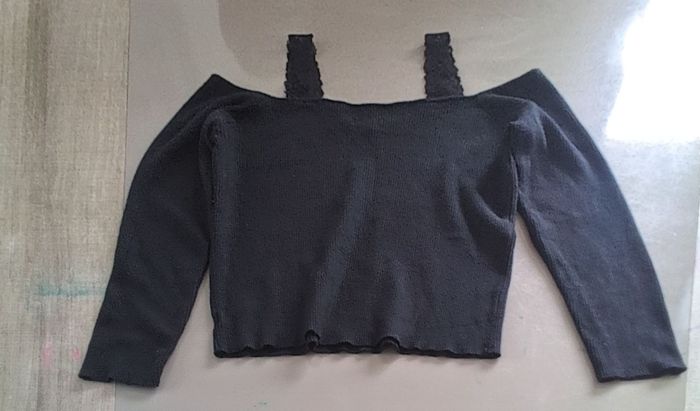 Haut noir femme taille S Manches longues Détails dentelle Encolure V Bon état Chic élégant - photo numéro 5