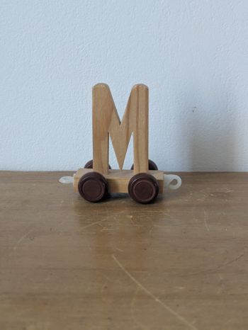 Lettre bois M petit train