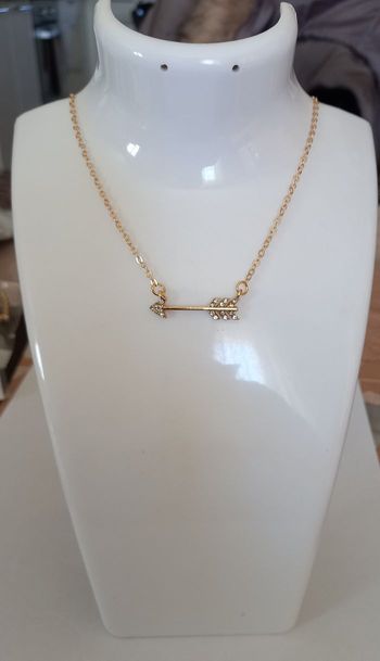 Collier fleche dorée strass