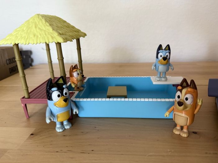 Lot Bluey – Voiture familiale + piscine et terrasse - photo numéro 6