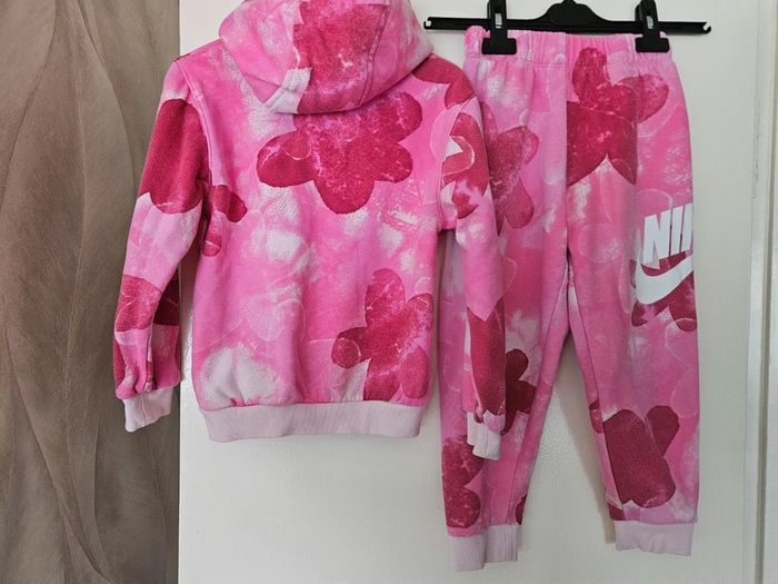 Survêtement Nike à Fleurs taille 5-6 ans - photo numéro 5