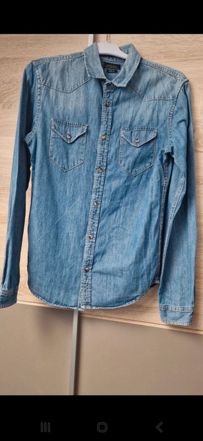 Chemise en jean.