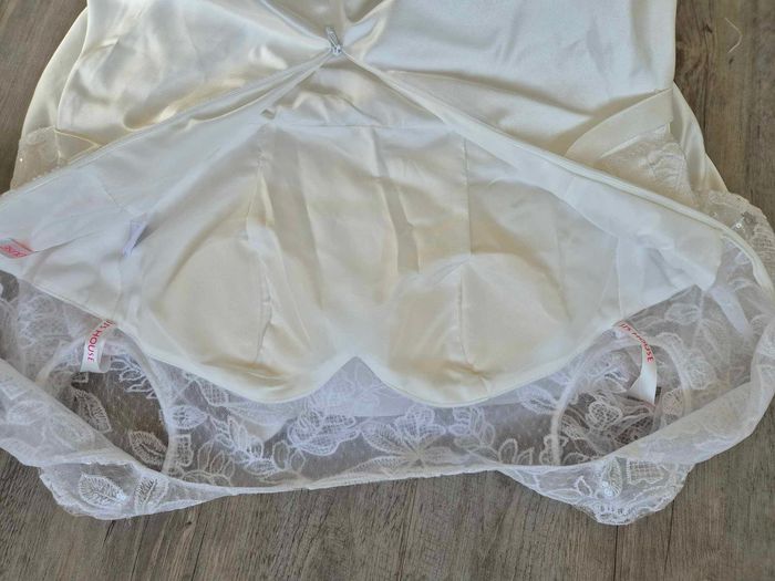 Robe de mariée courte devant et longue derrière avec manches, dentelle et satin - photo numéro 7