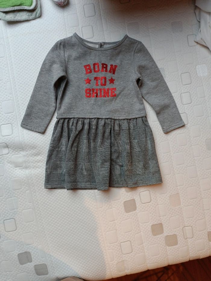 Robe grise dans repassage chaude