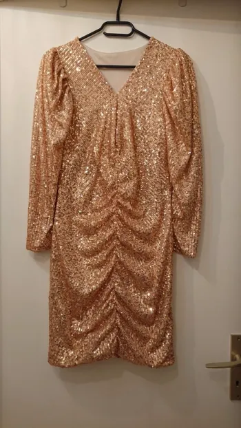 Robe sequins doré