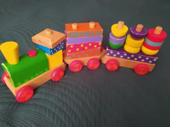 train a empiler en bois