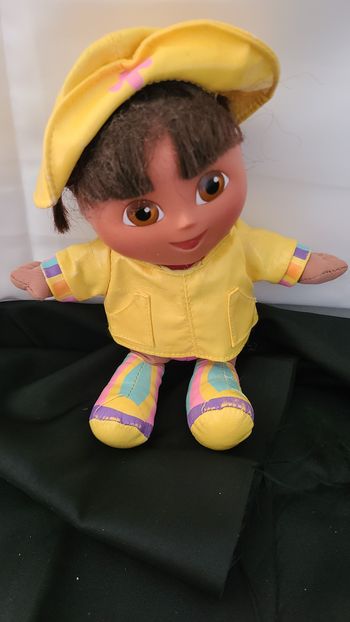 Fisher Price Rainy Day Dora l'exploratrice  Peluche Vinyl Face Imperméable 2004