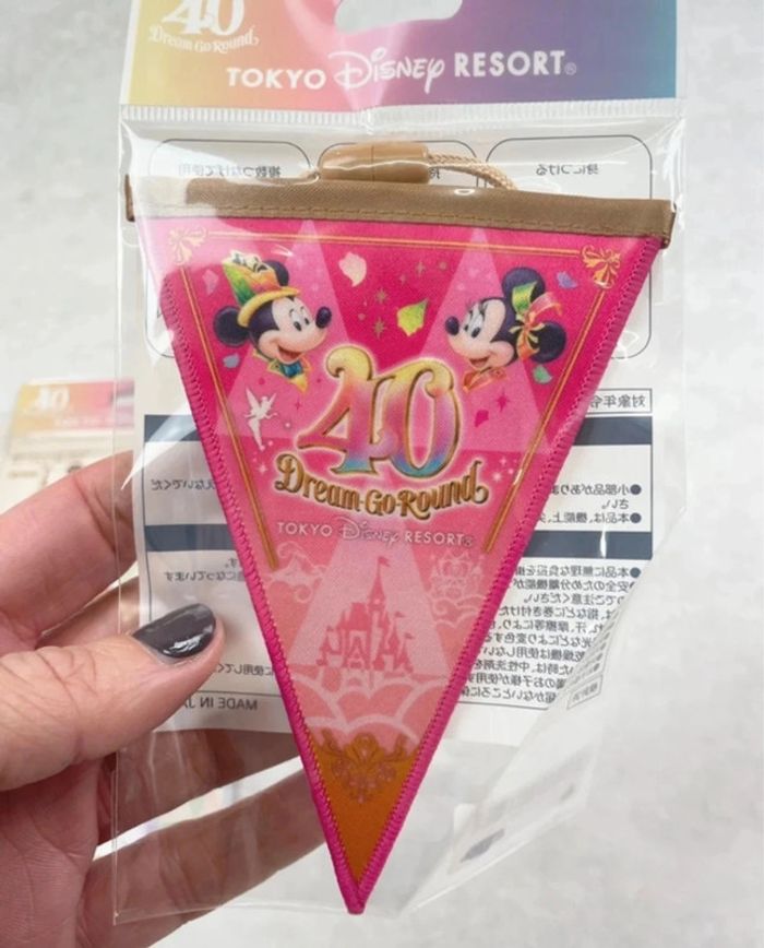 Rare Porte clé badge charm Disney Minnie Tokyo Disneyland 40th + badge fanion sold out - photo numéro 7